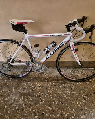 Bicicletta Cube Pelaton