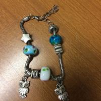 Braccialetto con imitazione pietre dure e ciondoli