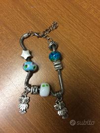 Braccialetto con imitazione pietre dure e ciondoli