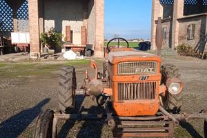 Trattore FIAT 250 con taglia erba