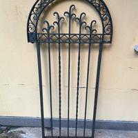 Antico cancelletto in ferro battuto