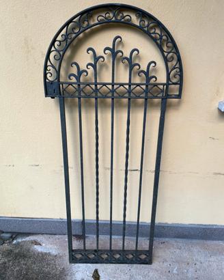 Antico cancelletto in ferro battuto
