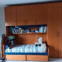 Camera con letto singolo interamente in legno