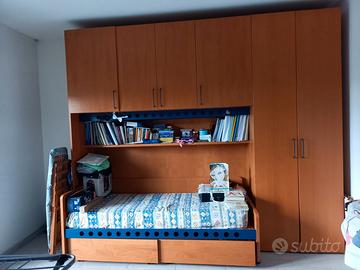 Camera con letto singolo interamente in legno