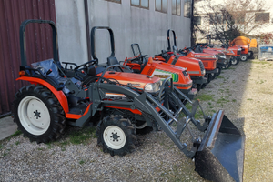 Trattore kubota 30cv con benna