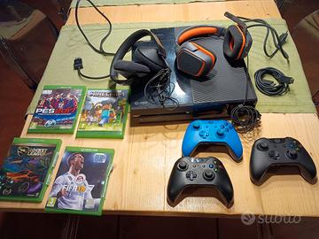X Box One + 4 Giochi + 3 Controller + 2 Cuffie
