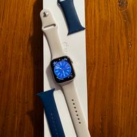 Apple Watch serie 7 da 45 mm con due cinturini
