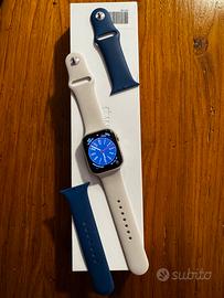 Apple Watch serie 7 da 45 mm con due cinturini