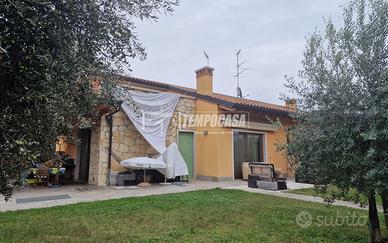 VILLA BIFAMILIARE CON GIARDINO PRIVATO E TERRAZZO