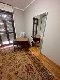 Scrivania in LegnoVetro Con Arazzo e Specchio