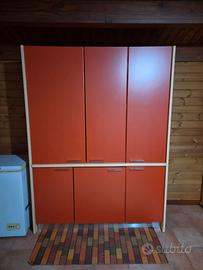 Cucina per monolocale con mini frigo e fornelli a