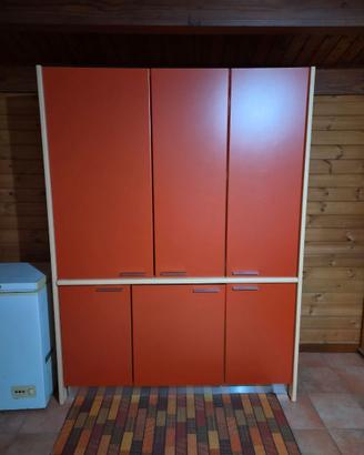 Cucina per monolocale con mini frigo e fornelli a