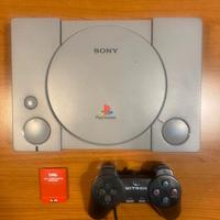 PlayStation 1 grigia con memory card e controller