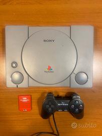 PlayStation 1 grigia con memory card e controller