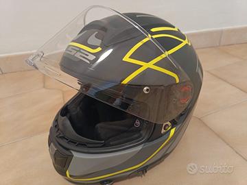 Due caschi da motociclista