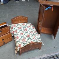 Camera in legno per bambole