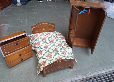 Camera in legno per bambole