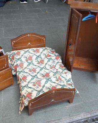 Camera in legno per bambole