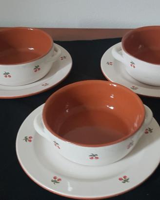 Ciotole con  piatto di terracotta per consommé