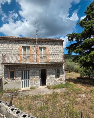 Casa indipendente con terreno a Tocco Caudio (BN)