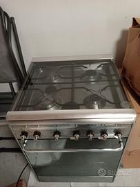 Cucina a gas con forno elettrico