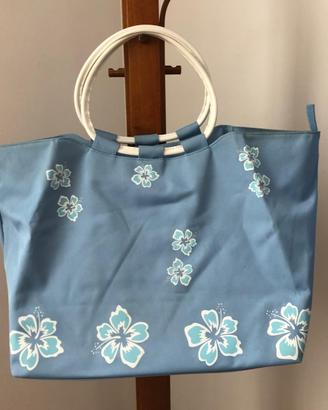Borsa mare azzurra con fiori