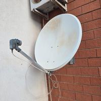 Parabola satellitare completa di supporto