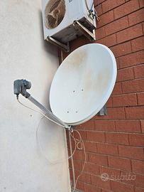 Parabola satellitare completa di supporto