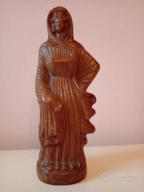 Vecchia statuina in terracotta.