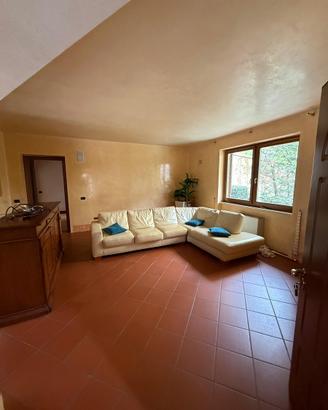 Divano angolare in pelle chiara elegante e comodo