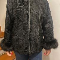 Giacca nera in astrakan e pelliccia nera