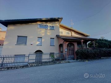 Villa di 400 m² con più di 5 locali a Montemagno
