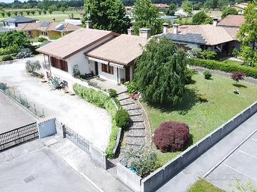 Villa indipendente con ampio giardino recintato...