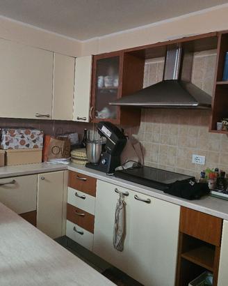 cucina con penisola +sedie 