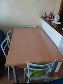 Tavolo piu sedie
