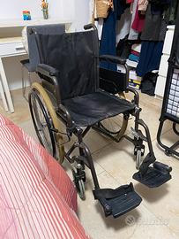 Sedia a rotelle richiudibile