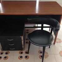 Scrivania vintage con cassettiera