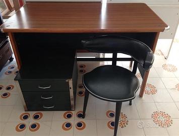 Scrivania vintage con cassettiera