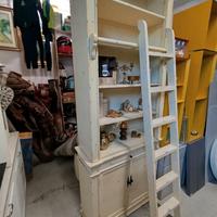 Credenza libreria in legno colore panna con scala