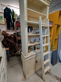 Credenza libreria in legno colore panna con scala