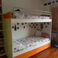 Letto a castello con scalette e comodino