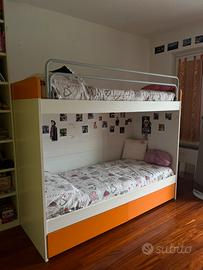 Letto a castello con scalette e comodino