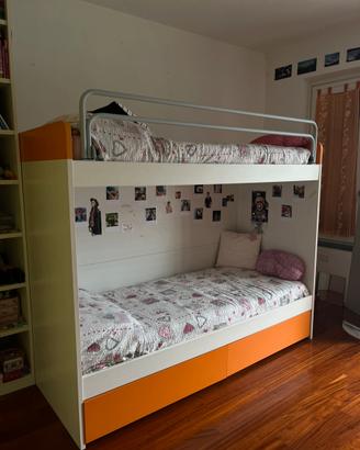 Letto a castello con scalette e comodino