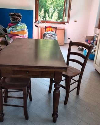 tavolo e 5 sedie 
