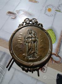 Antica immagine della Madonna su medaglione in met