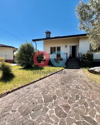Casa singola con ampio giardino