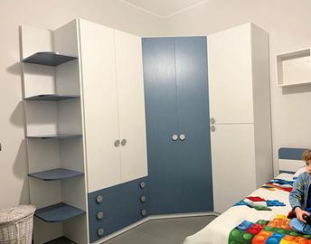 Cameretta con armadio angolare come NUOVA