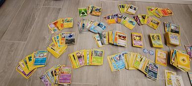 Lotto di circa 700 carte Pokemon 