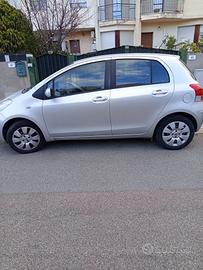 Yaris TOYOTA 