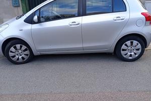 Yaris TOYOTA 